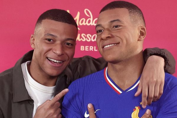  واکنش تک کلمه‌ای امباپه نسبت به مجسمه‌اش  خوش‌تیپ