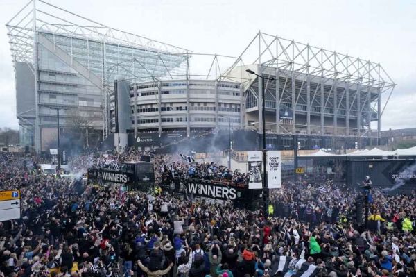  جشن صد هزار نفری هواداران نیوکاسل در خیابان‌ها