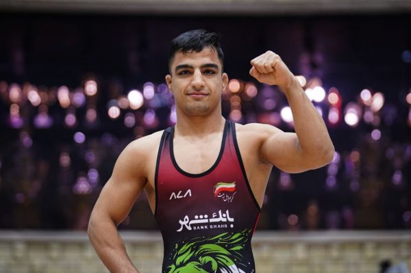 کشتی آزاد قهرمانی آسیا نشان برنز بر گردن جوان