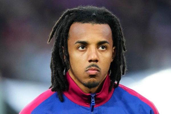  چلسی دوباره به فکر جذب مدافع بارسلونا افتاده است