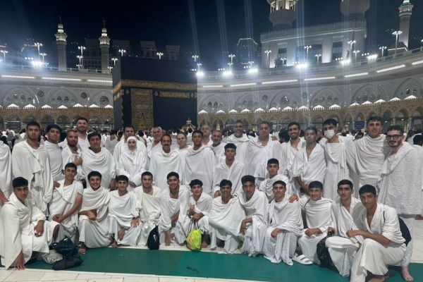 زیارت خانه خدا و رونمایی از اتوبوس تیم نوجوانان