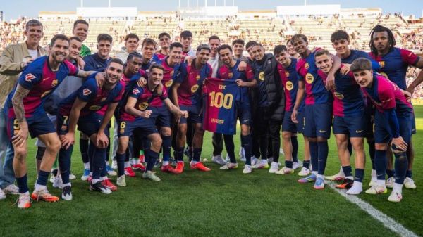  کدام بازیکن بارسلونا در عکس یادگاری با اریک گارسیا حضور نداشت