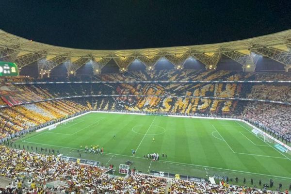 تیفو فوقالعاده هواداران الاتحاد عربستان برای کریم بنزما