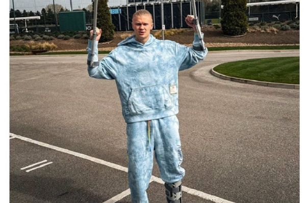 پیام هالند پس از مصدومیت؛ با دو عصا و پایی بسته