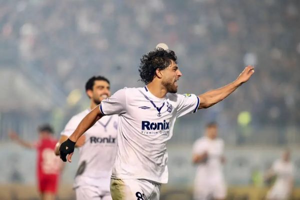  بوسه گلزن ملوان بر دستان پدر  عکس