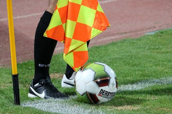 اشتباه عجیب یک کمک داور؛ برای اولین بار اوت، آفساید گرفته شد