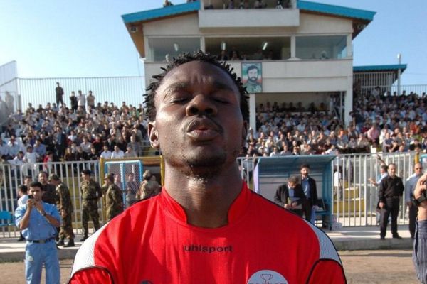  بنر ویژه روی درب منزل الونگ الونگ در کامرون  عکس