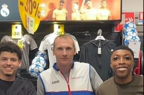 شغل جدید بازیکن اسبق بارسلونا فروشنده لباس ورزشی