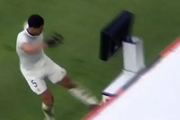 عکس؛ حمله ستاره رئال مادرید به دوربین داور ویدیویی