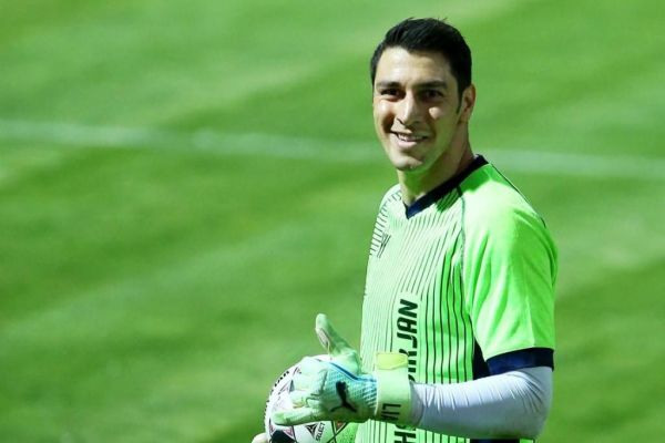 تصویر روز؛ دو دروازهبان گلگهر با حال و روز متفاوت عکس