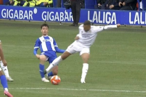 قابی از خطای خشن امباپه روی پای بازیکن آلاوس