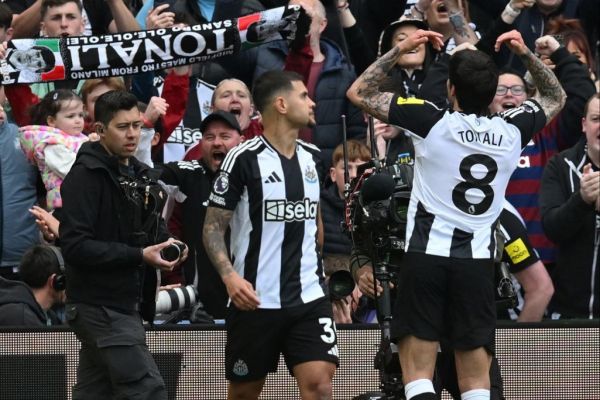 نیوکاسل پس از بیش از ۹ دهه منچستریونایتد را دبل کرد