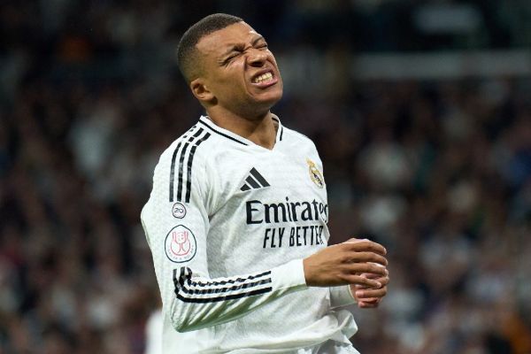 واکنش امباپه به اشتباهش که باعث ده نفره شدن رئال مادرید شد