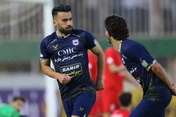 گلزن چادرملو به تراکتور مسی شد عکس