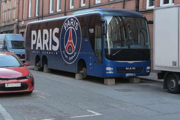 سرقت چرخهای اتوبوس پاری سن ژرمن در شهر بیرمنگام