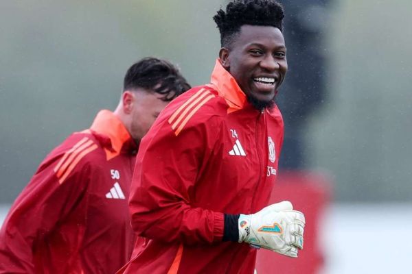 بازگشت دروازه بان پر اشتباه منچستریونایتد در بازی برابر لیون