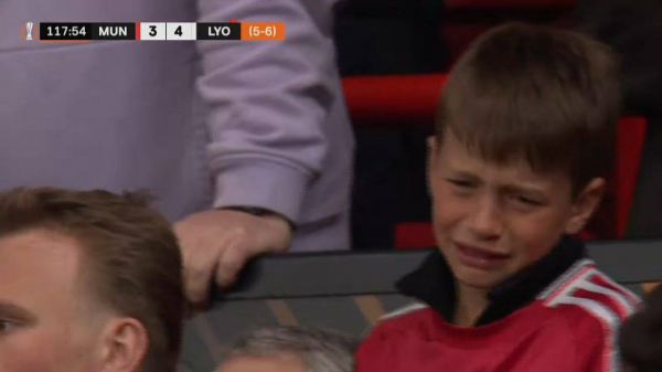عکس؛ کودکی که قبل از کامبک منچستریونایتد گریه میکرد و پس از آن خندید
