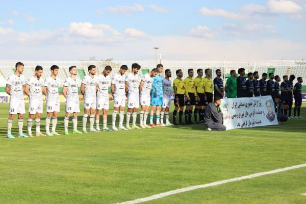 سه تفنگدار آلومینیوم روی سکوها عکس