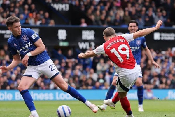  آرسنال قهرمانی لیورپول را به تعویق انداخت