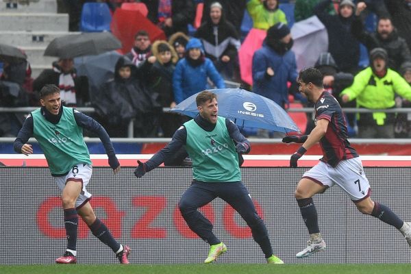 شکست بدموقع نراتزوری؛ بولونیا جنگ قهرمانی سری آ را داغ کرد