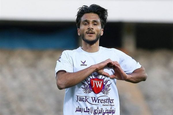  گلزن هوادار  عاشق استقلال هستم و دوست دارم برای این تیم بازی کنم