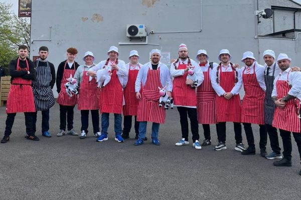 حاشیههای جنجالی چمپیونشیپ؛ استقبال از هواداران رقیب با لباس قصابی و عروسک گاو