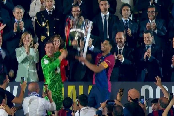 لحظهای که بازیکنان بارسلونا جام قهرمانی را بالای سر بردند عکس
