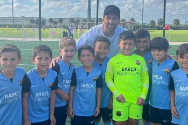  عکس؛ دیدار مسی با بچه‌های آکادمی بارسلونا