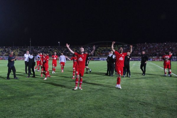 تبریک جالب قهرمانی توسط زوج توریست آلمانی؛ یاشاسین تراکتور عکس