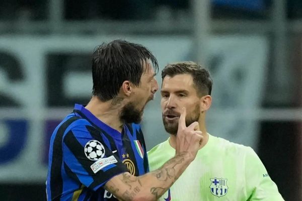  واکنش مدافع بارسلونا به پرتاب آب دهان به گلزن اینتر