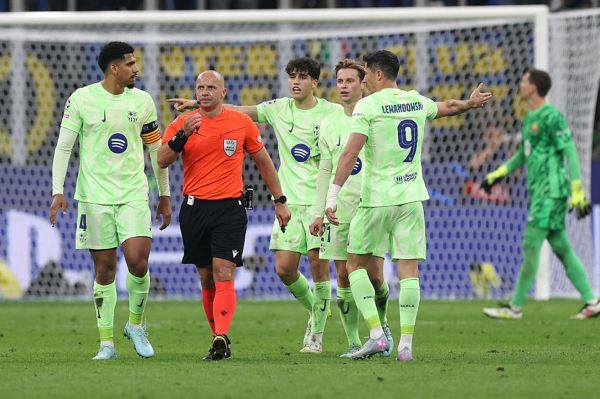  واکنش داور بازنشسته لهستانی‌ها به انتقاد بارسلونایی‌ها از داور