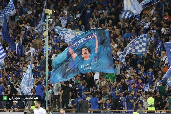  حواشی نیمه اول بازی استقلال - چادرملو  همدردی هواداران استقلال با هاشمی‌نسب