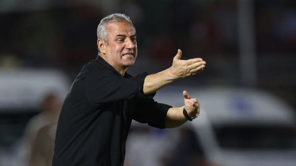 کارتال یکی از اعضای کادر حریف به پیروانی حمله کرد