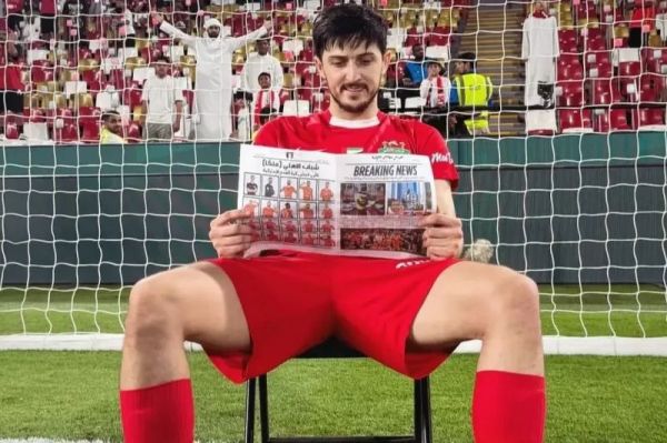  کپی‌پرداری سردار از ژست خاص ریاض محرز؛ جشن قهرمانی با روزنامه   عکس