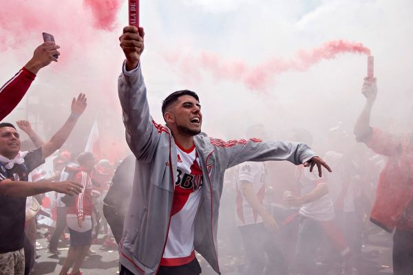  پانزده هزار هوادار خشونت‌طلب آرژانتینی نقره داغ شدند