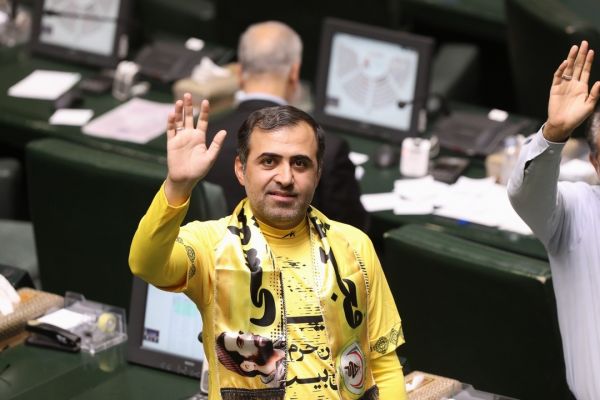 نماینده شیراز با پیراهن فجر سپاسی در صحن علنی مجلس