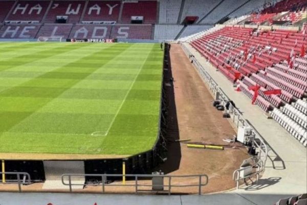 ترفند عجیب برای برد در لیگ انگلیس؛ استفاده از فضای تابلوهای تبلیغاتی