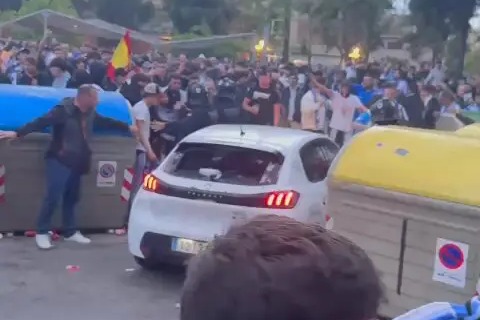  یک خودرو هواداران اسپانیول را پیش از بازی مقابل بارسلونا زیر گرفت