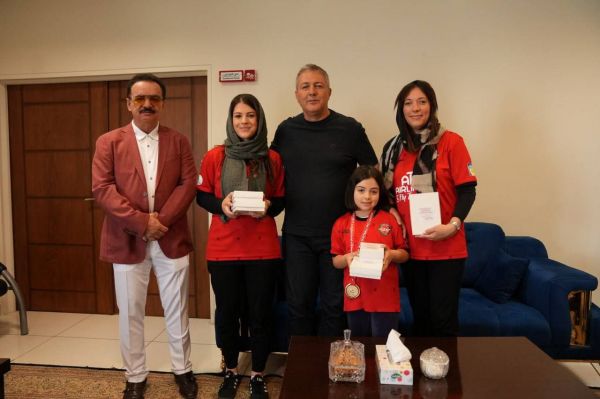 هدیه نفیس زنوزی به سرمربی تراکتور