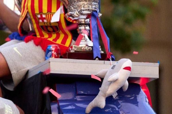  عکس؛ عروسکی که جای مهاجم بارسلونا را در جشن قهرمانی پر کرد