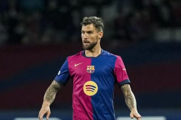  سقوط دلهره‌آور بازیکن بارسلونا در جشن قهرمانی  عکس