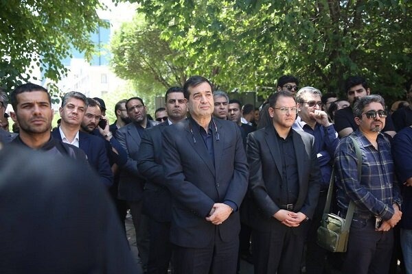 حضور وزیر ورزش در مراسم تشییع عکاس جانباخته