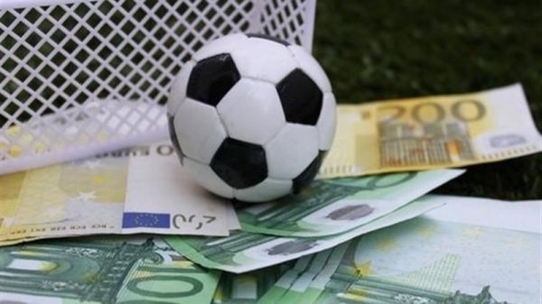 تاپ سکرت مدافعی که از مشتریانش، 80 میلیارد تومان میخواهد