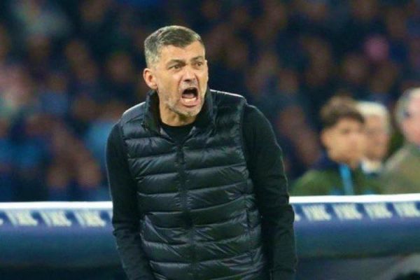 هواداران میلان و تخریب صندلیهای ورزشگاه المپیکو عکس