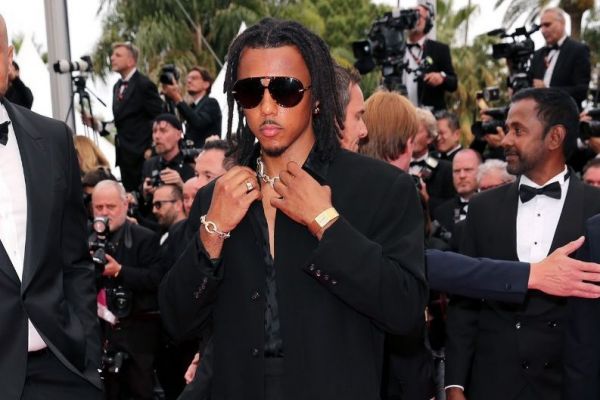 عکس؛ بازیکن بارسلونا روی فرش قرمز جشنواره کن