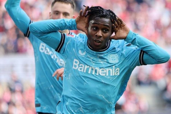 ستاره هلندی بایرلورکوزن در آستانه امضای قرارداد با لیورپول