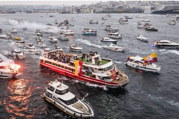 عکس؛ جشن قهرمانی گالاتاسرای روی آبهای استانبول