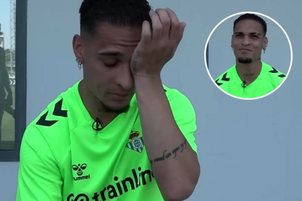  گریه کردن مهاجم قرضی منچستریونایتد مقابل خبرنگاران