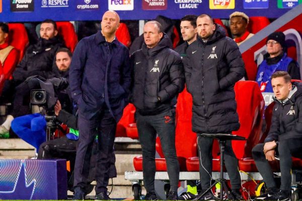 دستیار آرنه اسلات آماده هدایت تیم پرافتخار هلندی