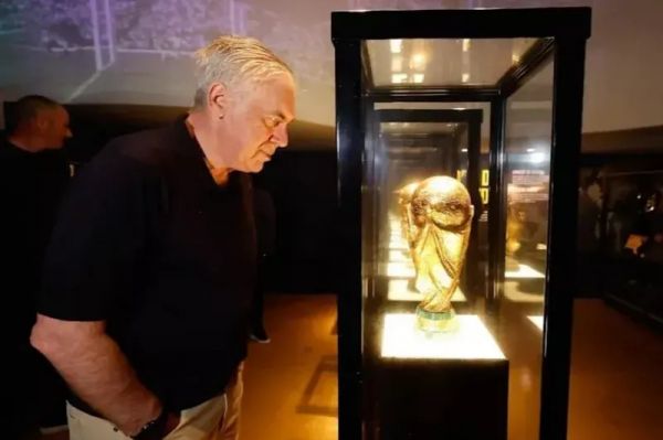  عکس؛ بازدید آنچلوتی از موزه افتخارات تیم ملی برزیل